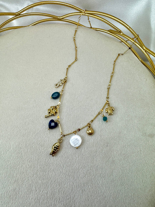 Collana con ciondoli marini e pendenti blu