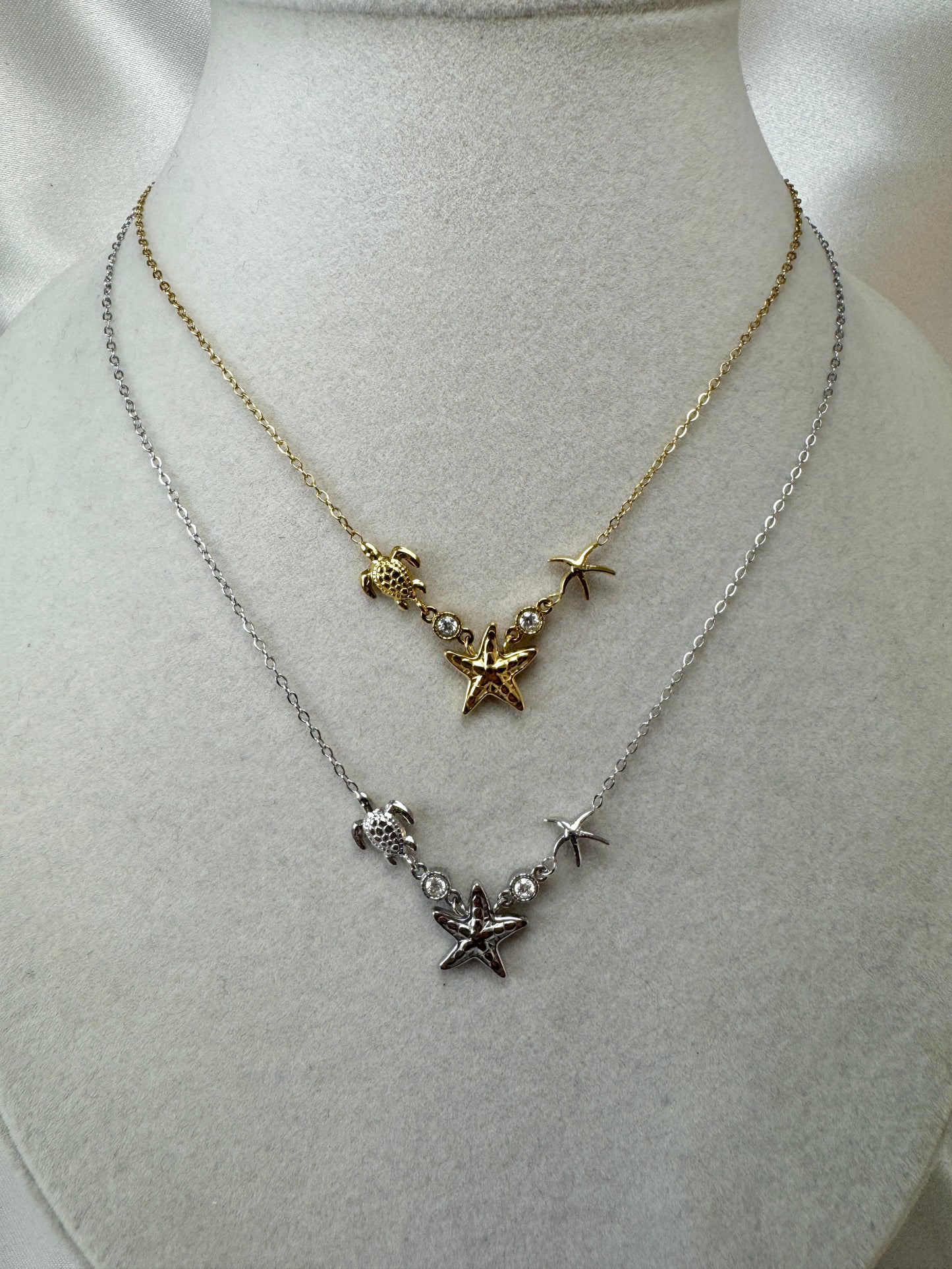 Collana con tre ciondoli marini non pendenti
