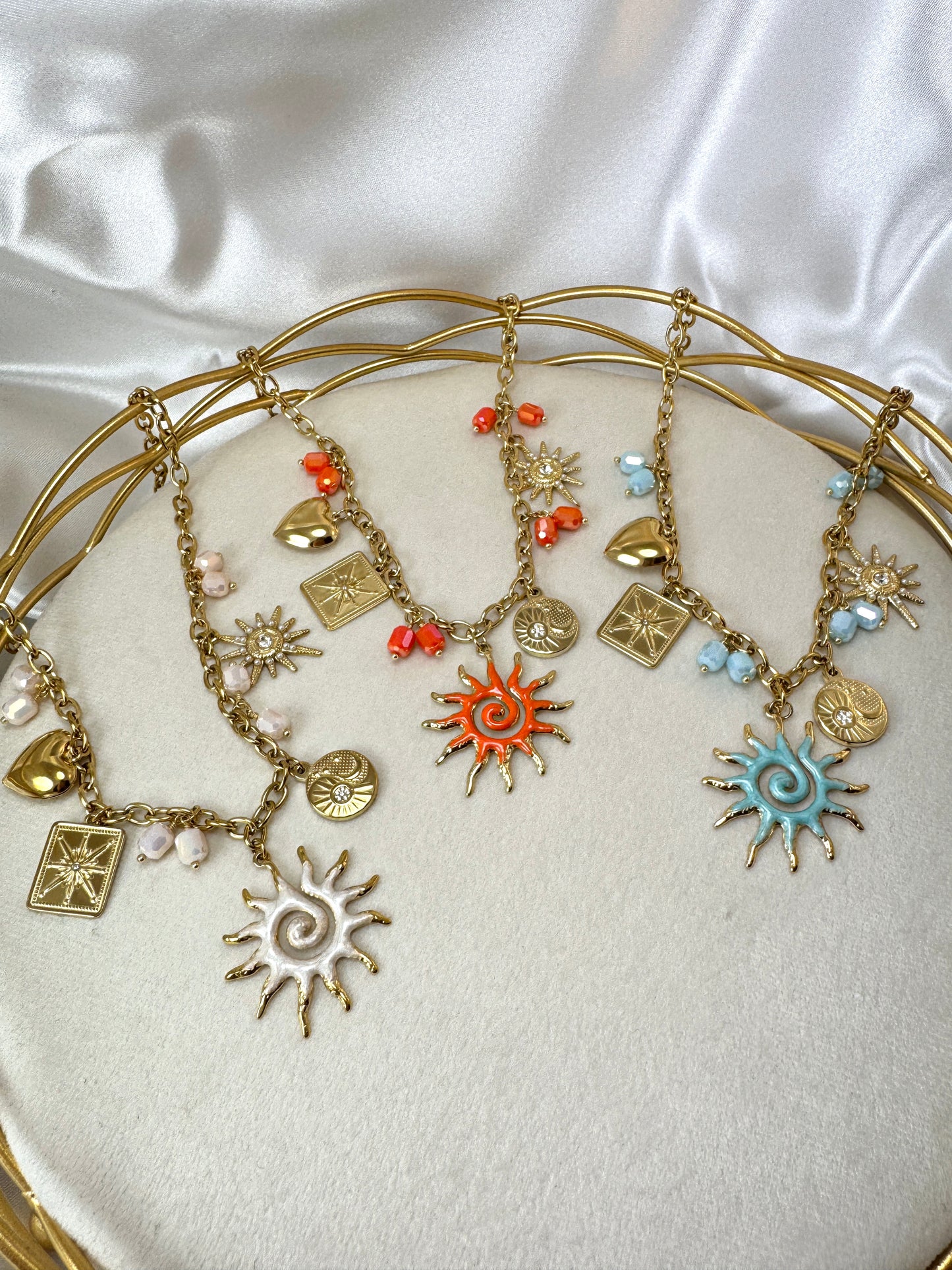 Collana con sole smaltato e ciondoli
