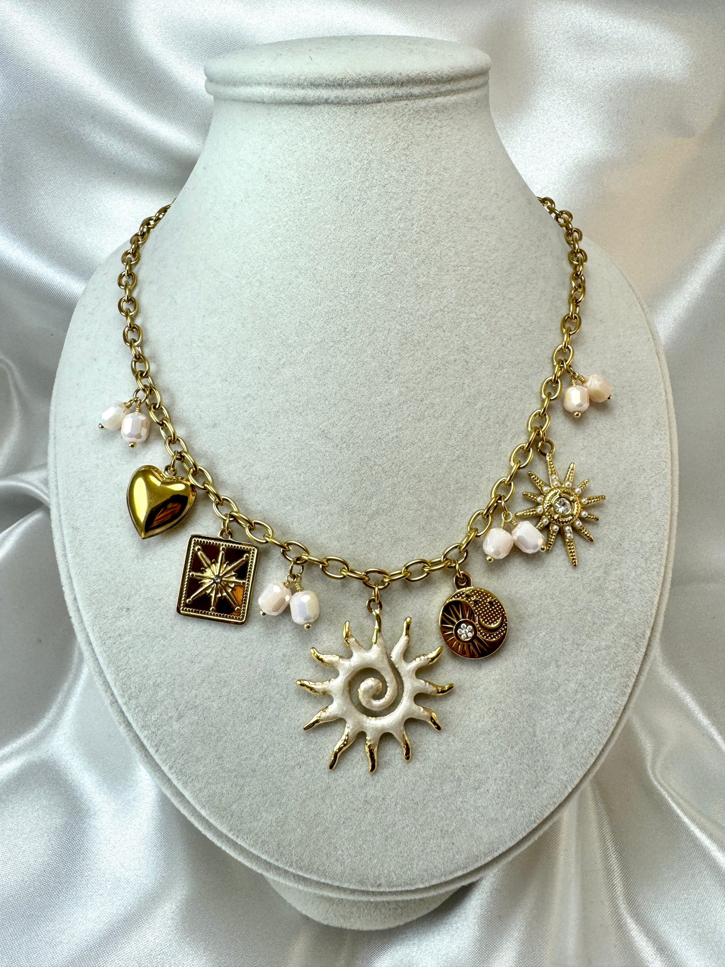 Collana con sole smaltato e ciondoli