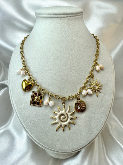Collana con sole smaltato e ciondoli