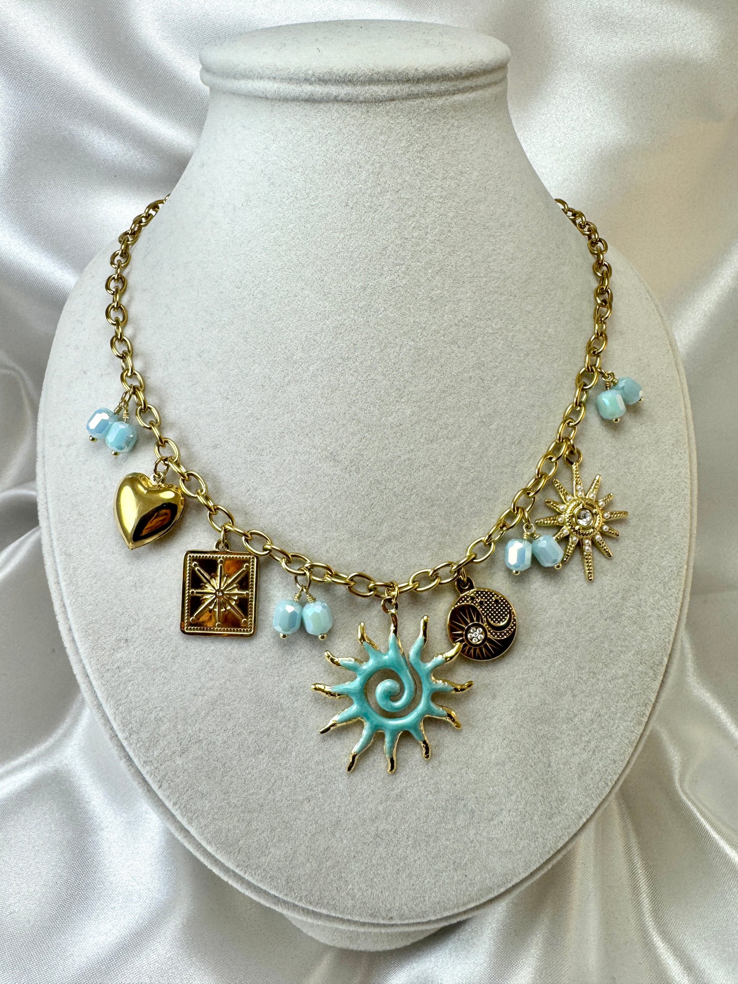 Collana con sole smaltato e ciondoli