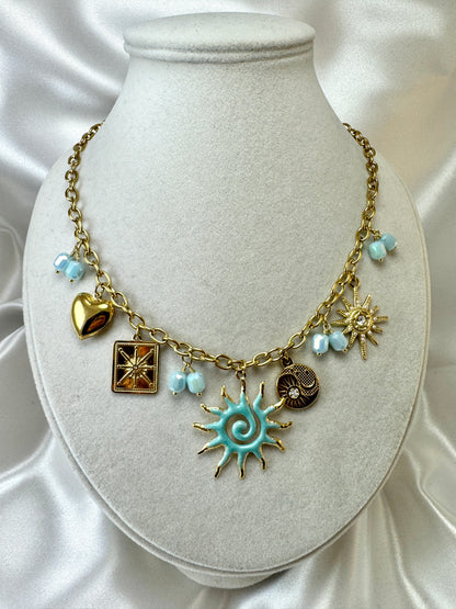 Collana con sole smaltato e ciondoli