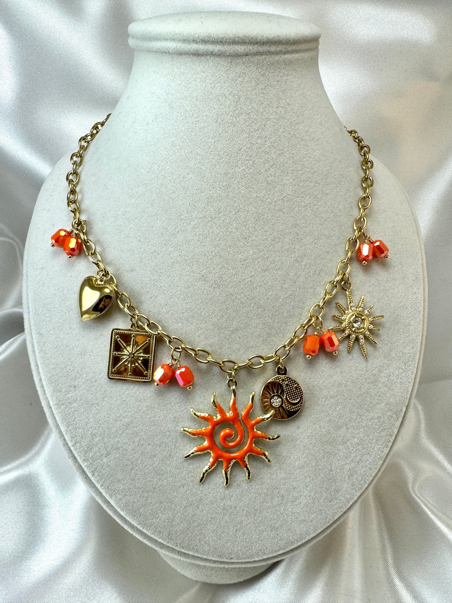Collana con sole smaltato e ciondoli