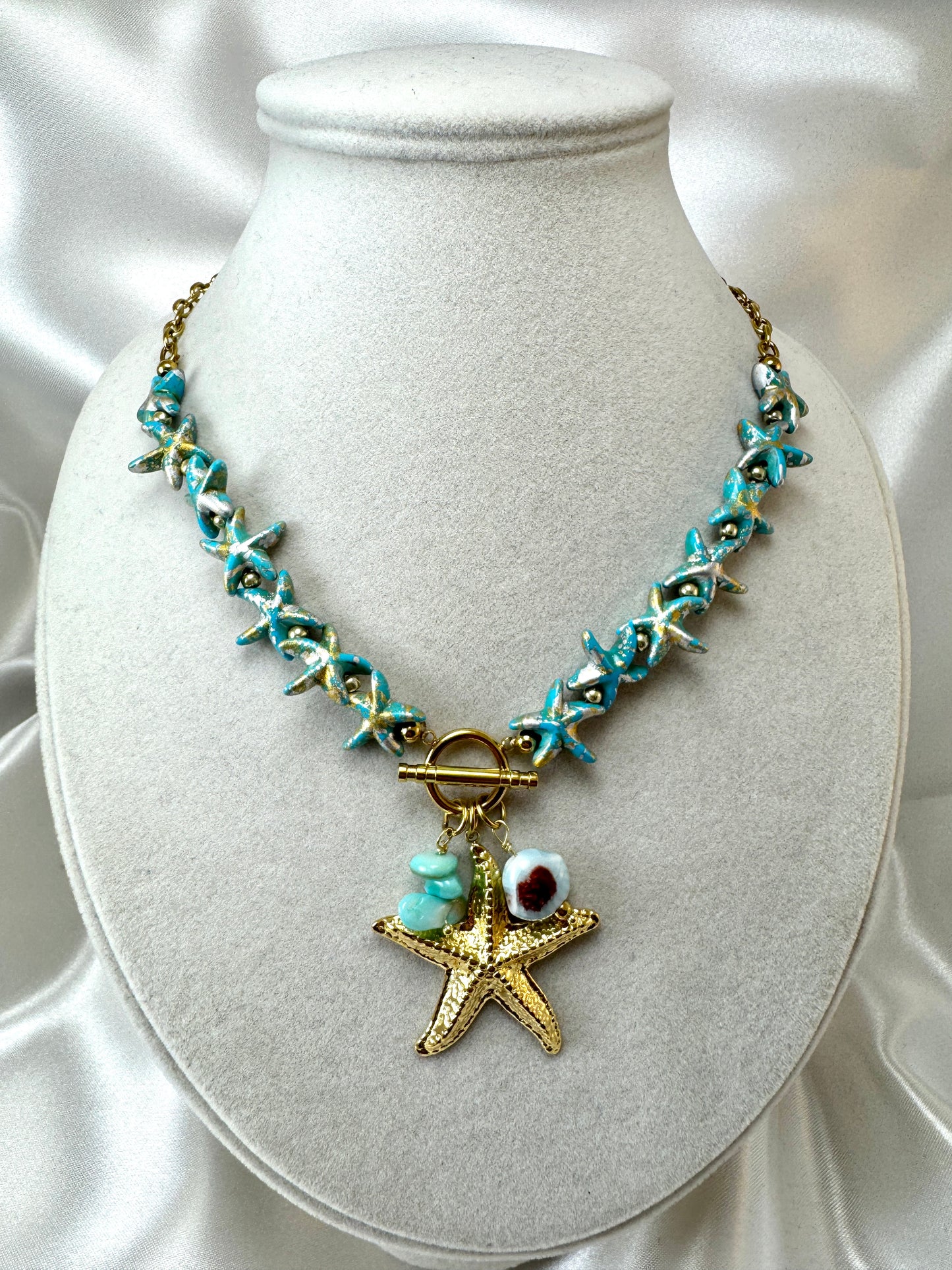 Collana con stelle marine azzurre e pendente
