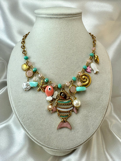 Collana con ciondoli marini e cristalli rosa/verde acqua