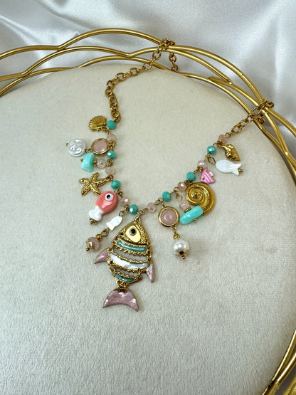 Collana con ciondoli marini e cristalli rosa/verde acqua