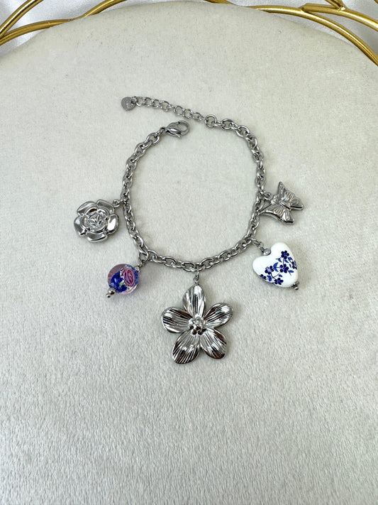 Bracciale con fiori e cuore bianco