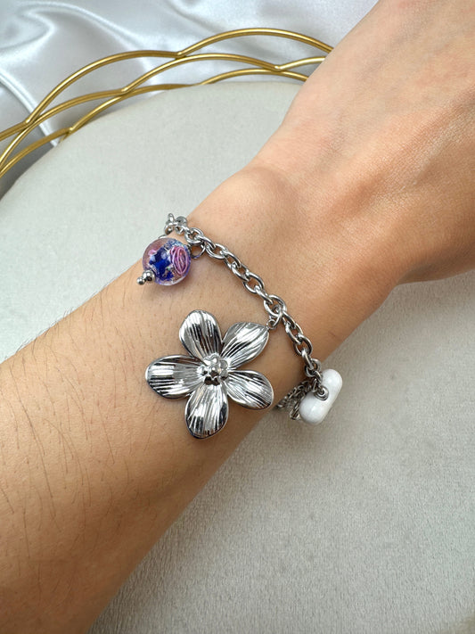 Bracciale con fiori e cuore bianco