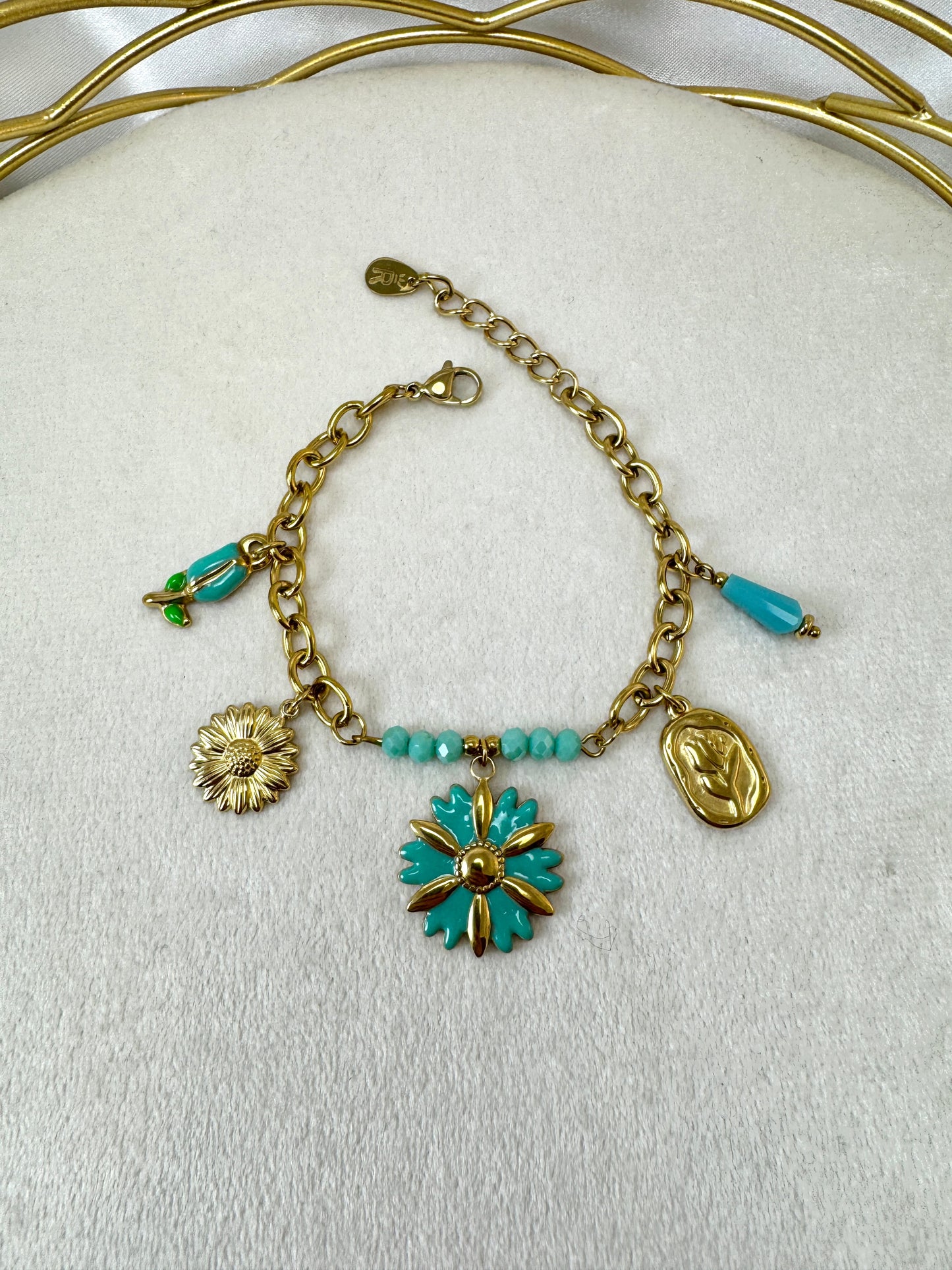 Bracciale con fiore colorato, ciondoli e cristalli