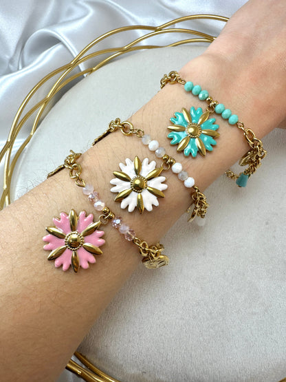 Bracciale con fiore colorato, ciondoli e cristalli