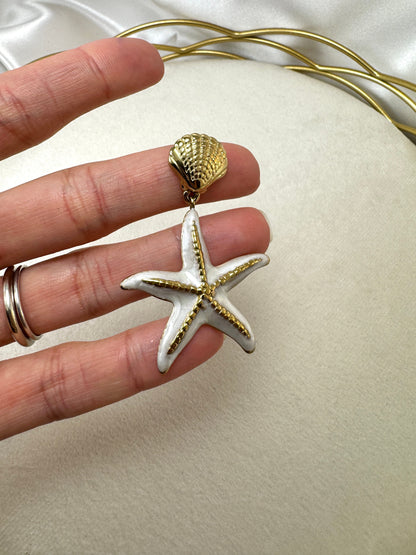 Orecchini con conchiglia e stella marina smaltata