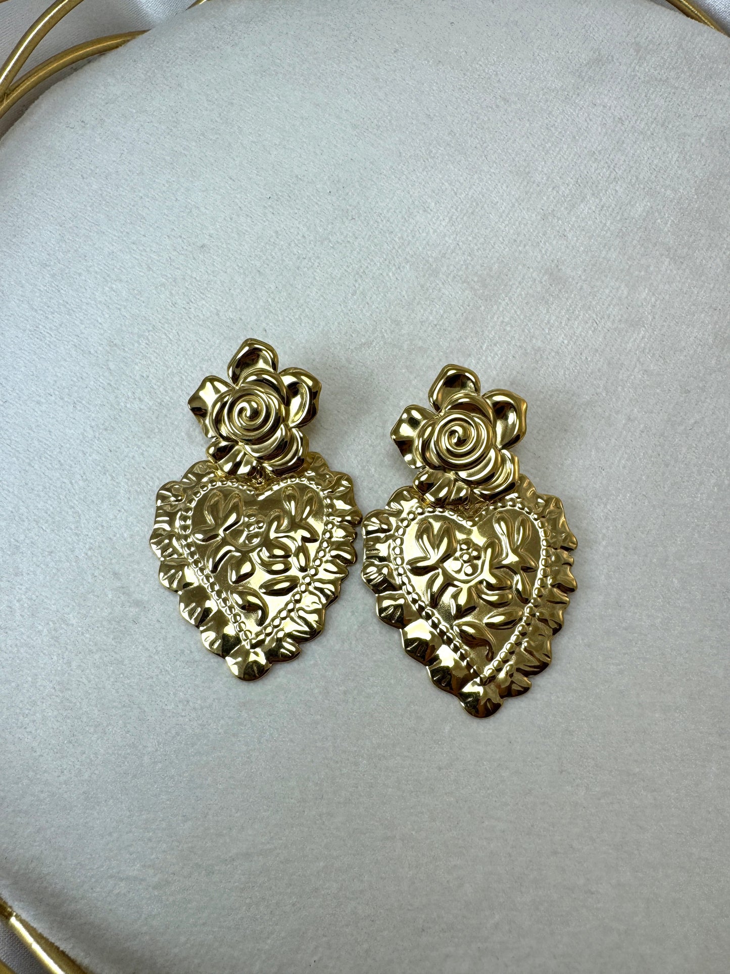 Orecchini con rosa e cuore sacro