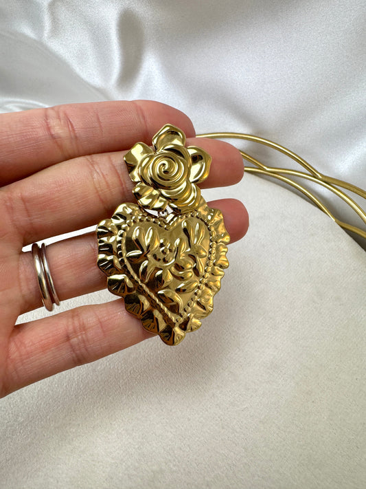 Orecchini con rosa e cuore sacro