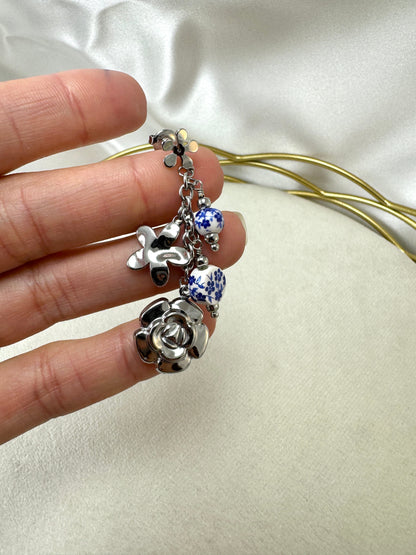 Orecchini con fiori e tondi bianchi con fiori blu