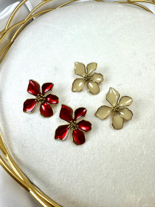 Orecchini con fiore smaltato