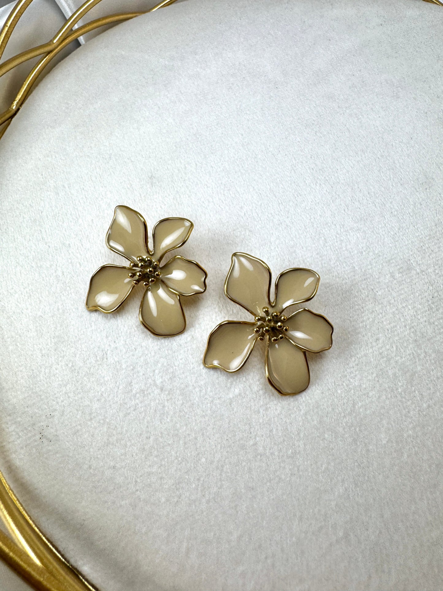 Orecchini con fiore smaltato