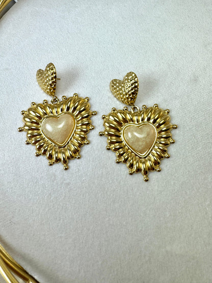 Orecchini con cuore sacro e resina beige
