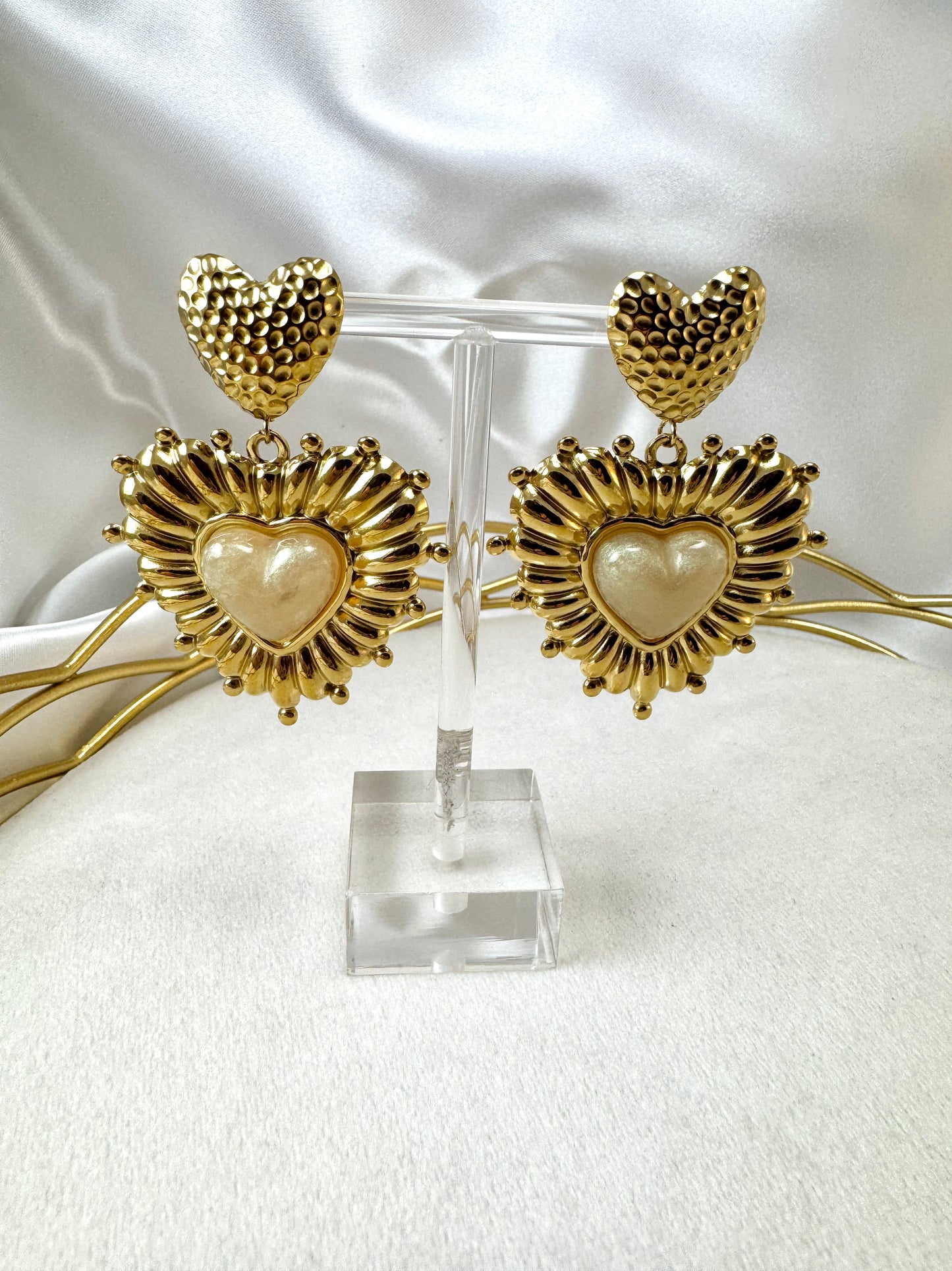 Orecchini con cuore sacro e resina beige