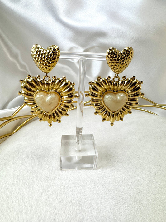 Orecchini con cuore sacro e resina beige