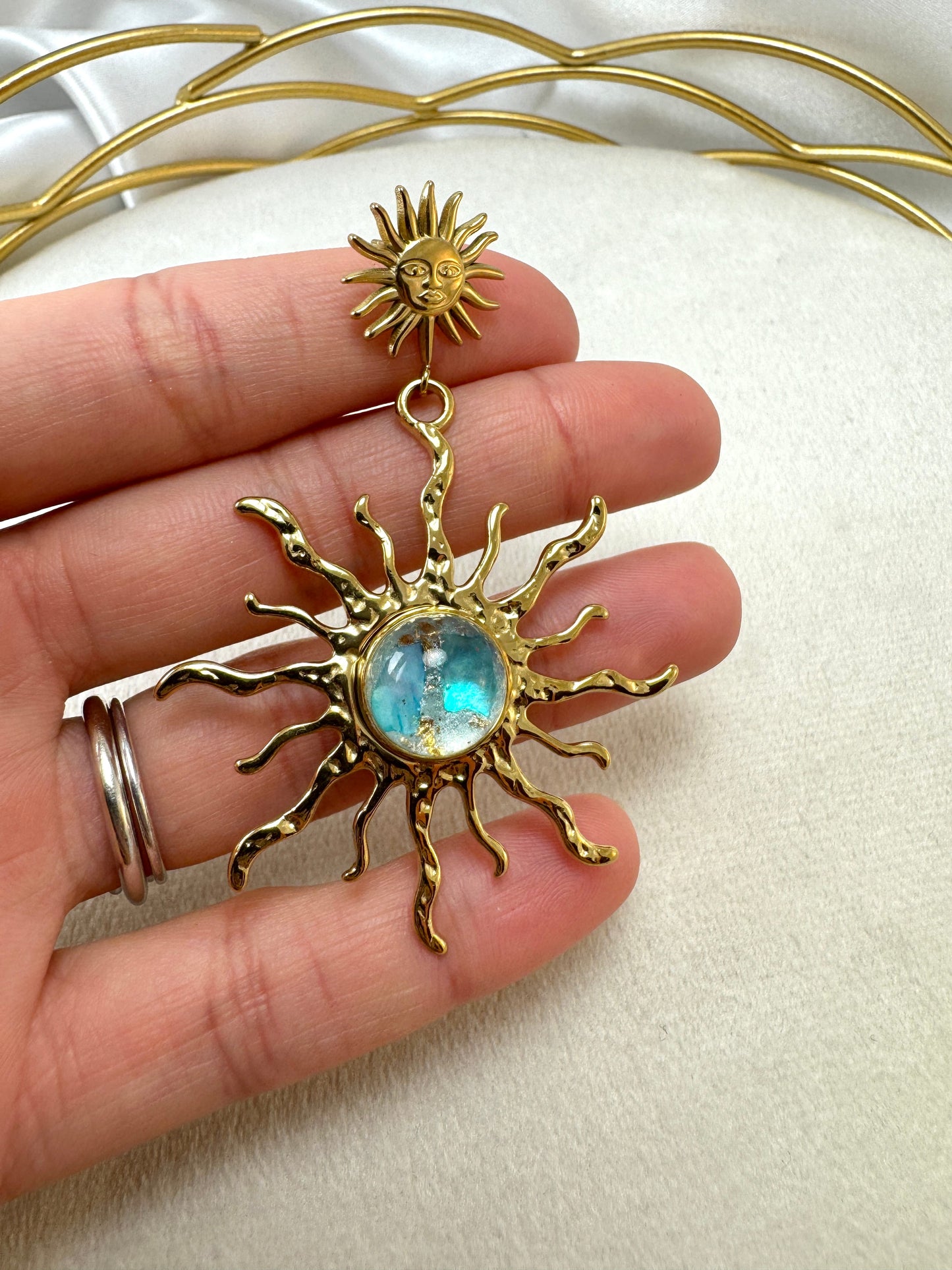 Orecchini pendenti con sole e sfera iridescente