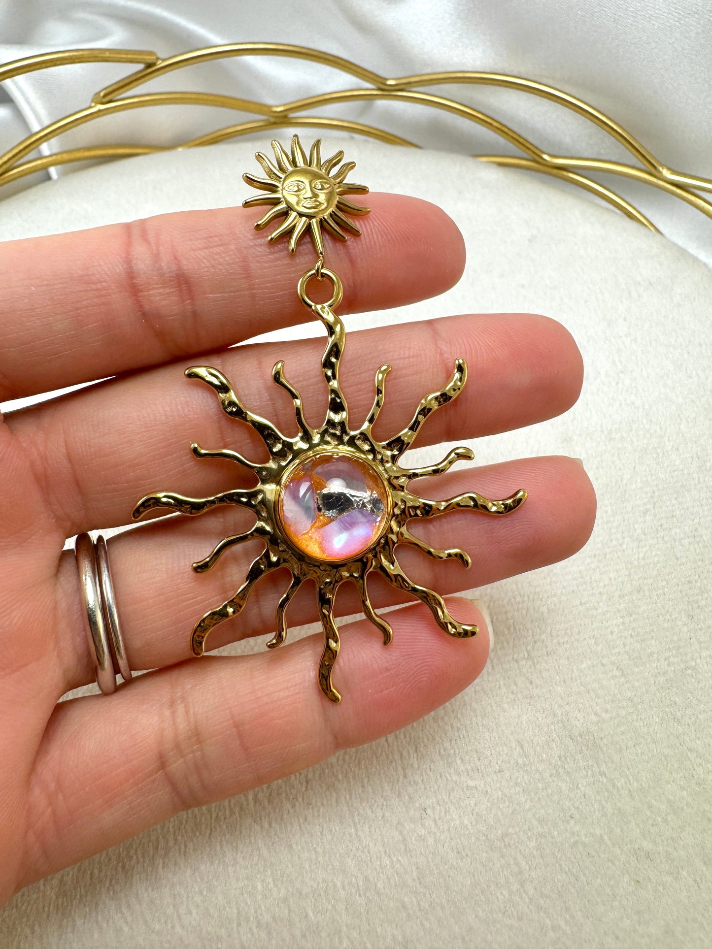 Orecchini pendenti con sole e sfera iridescente