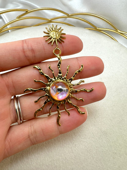 Orecchini pendenti con sole e sfera iridescente