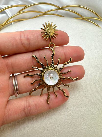 Orecchini pendenti con sole e sfera iridescente