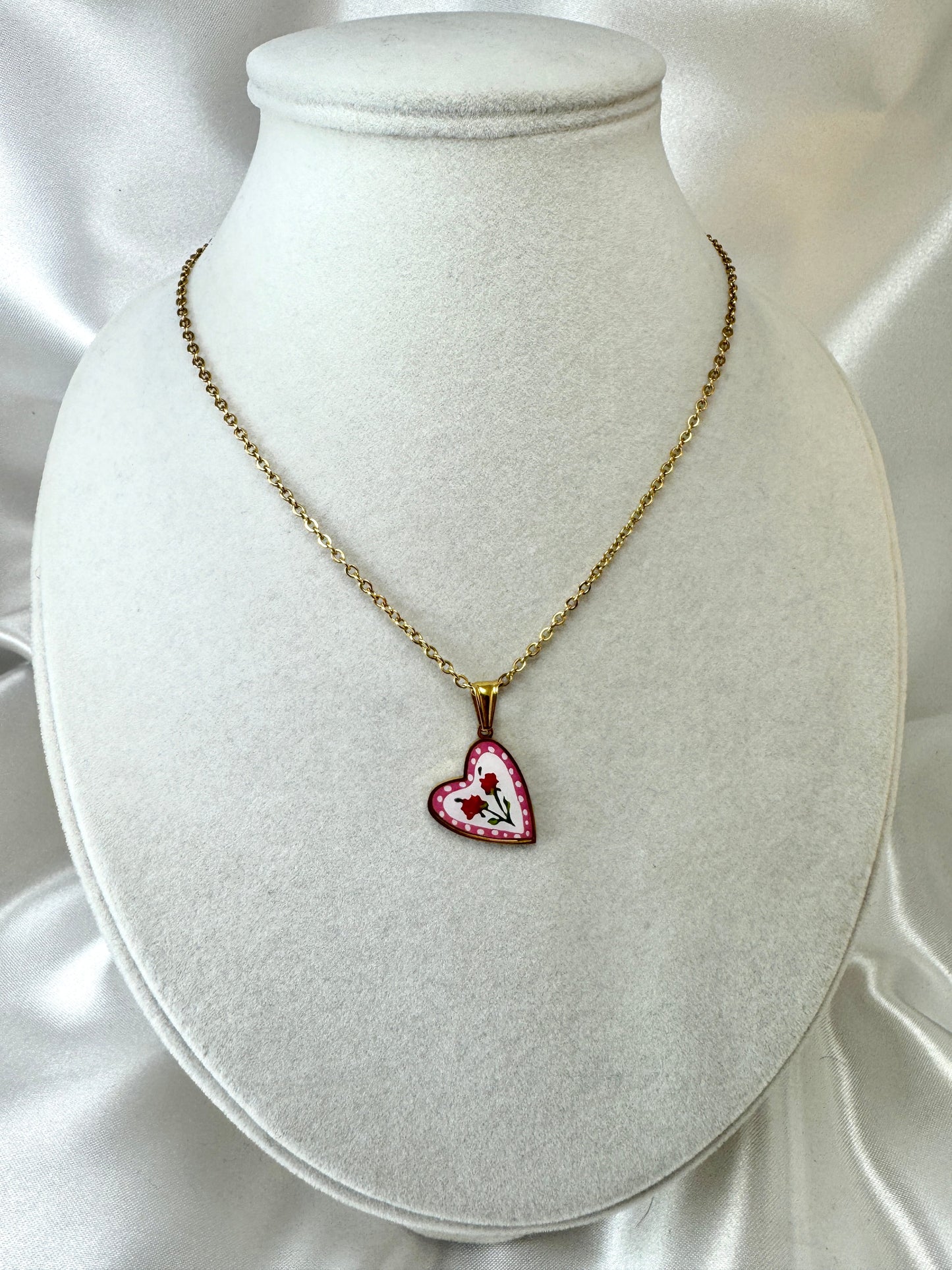 Collana cabochon con cuore obliquo e rose