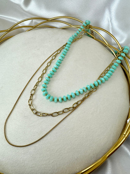 Collana a tre fili con resina colorata