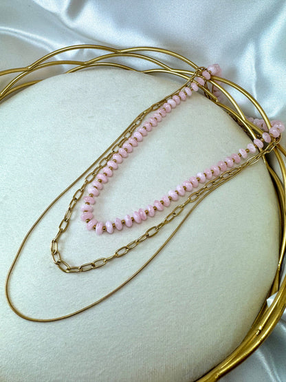 Collana a tre fili con resina colorata