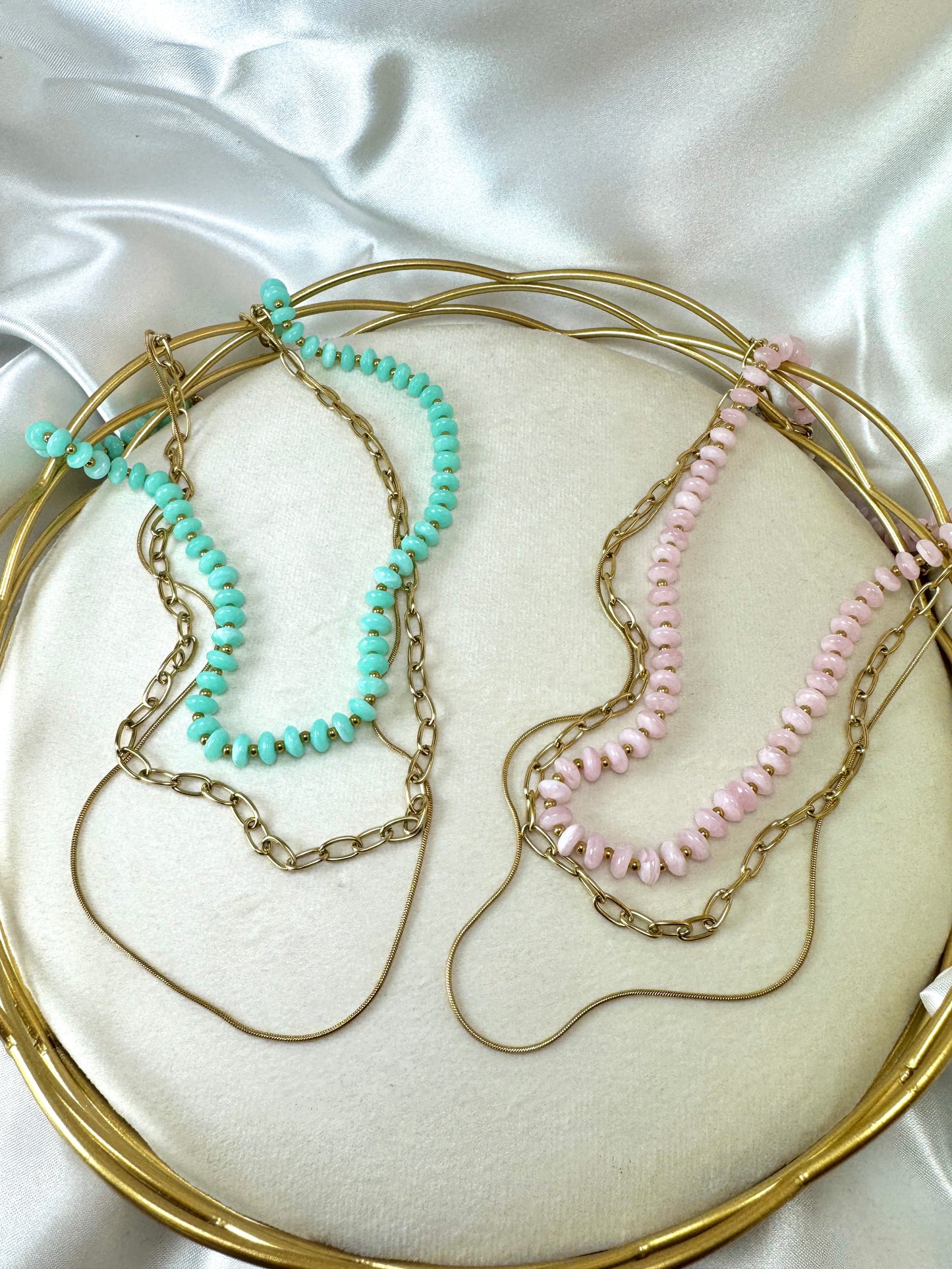 Collana a tre fili con resina colorata