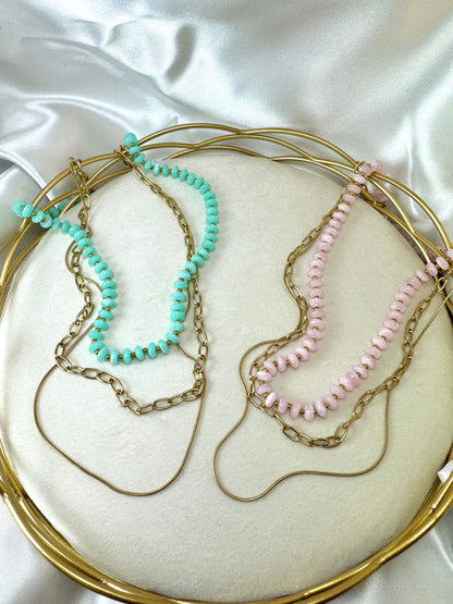 Collana a tre fili con resina colorata