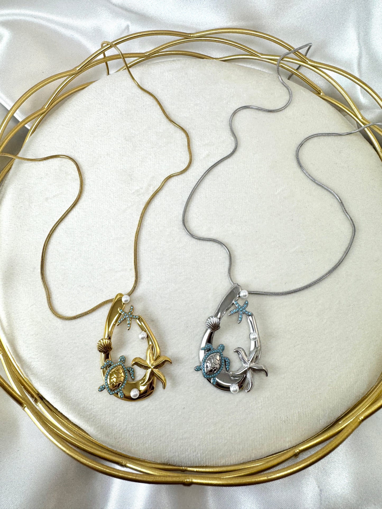 Collana lunga con ovale e ciondoli marini
