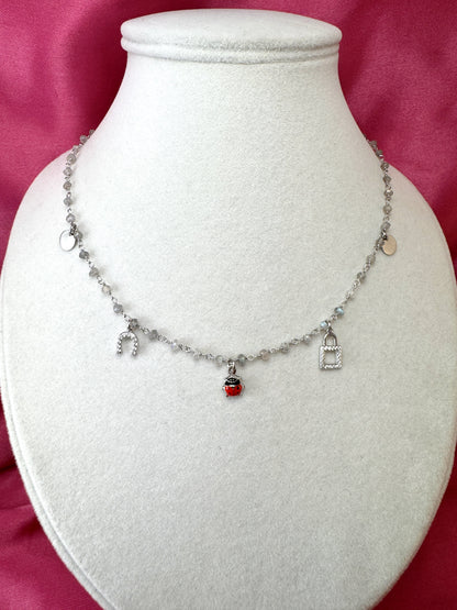 Collana con cristalli bianchi e ciondoli