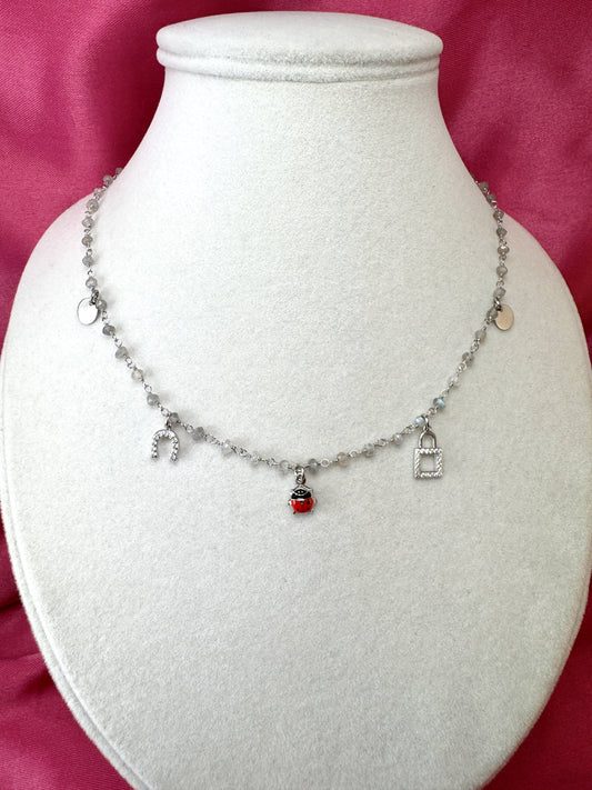 Collana con cristalli bianchi e ciondoli