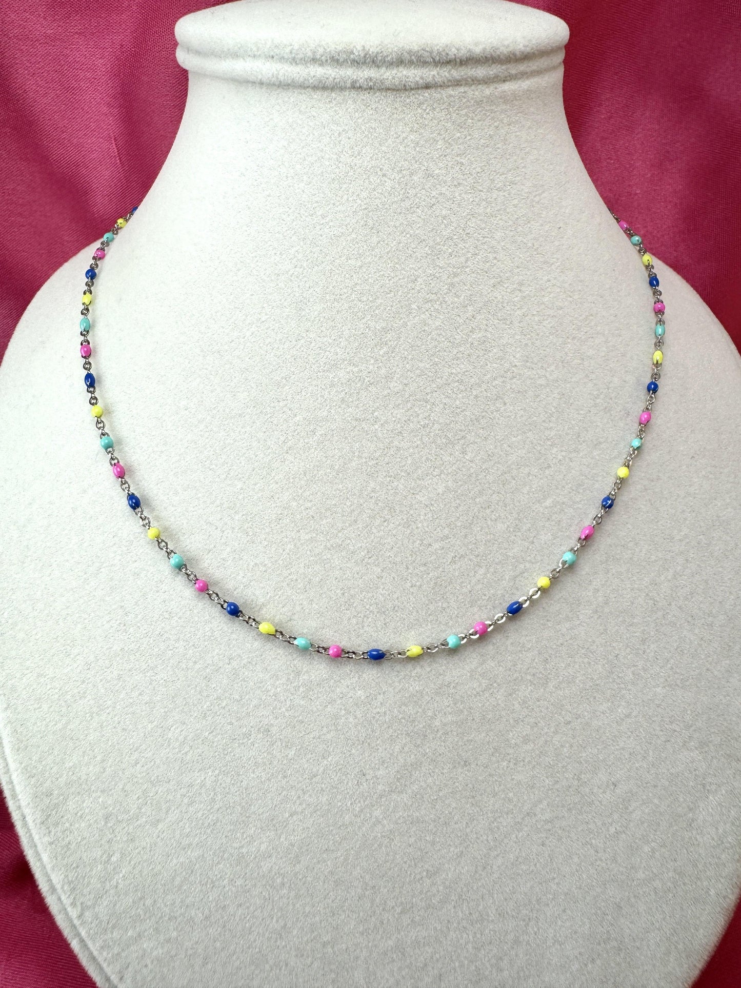 Collana con palline di smalto colorato