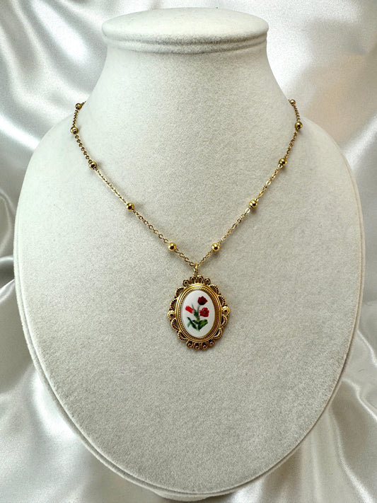 Collana cabochon ovale con contorno lavorato