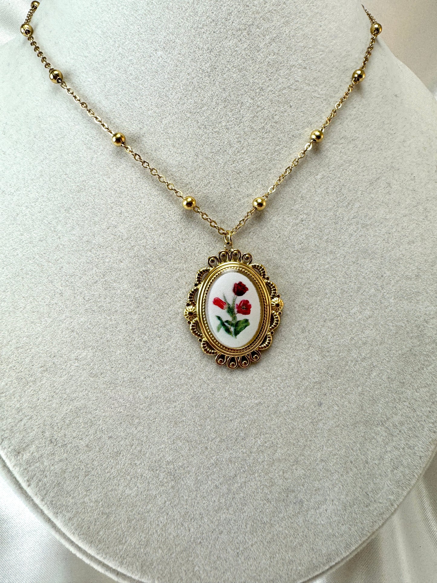 Collana cabochon ovale con contorno lavorato