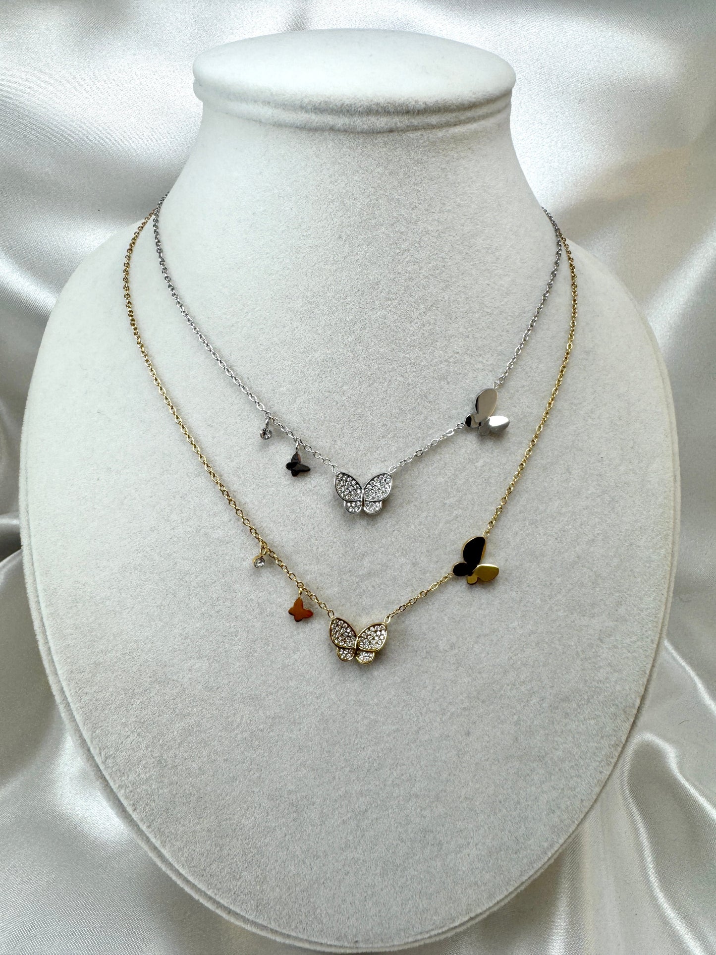 Collana sottile con farfalle