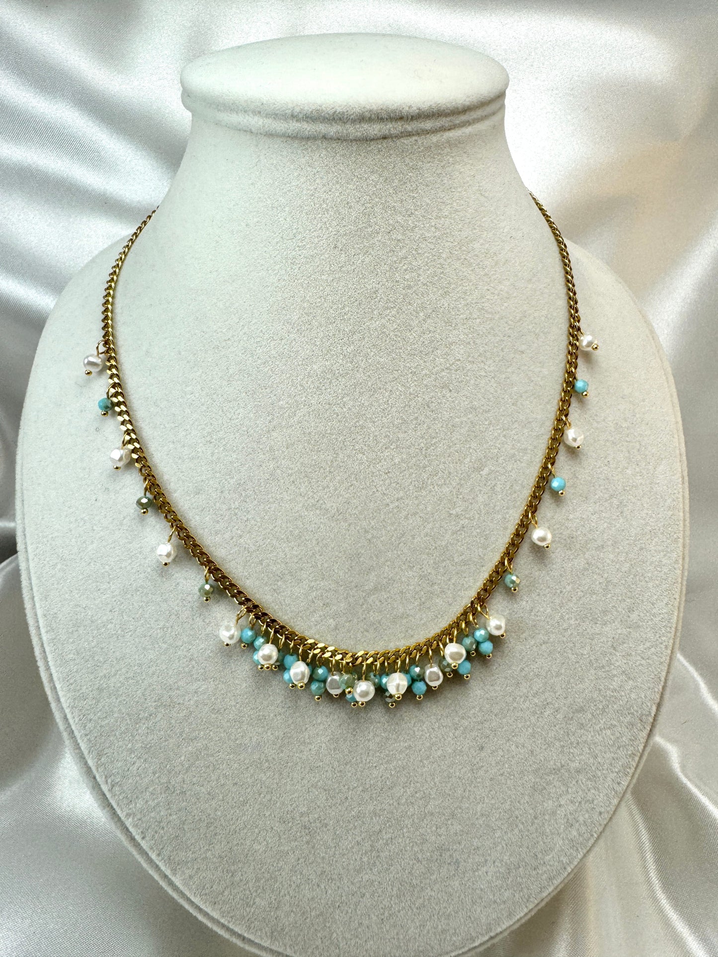 Collana con ciuffi di cristalli colorati