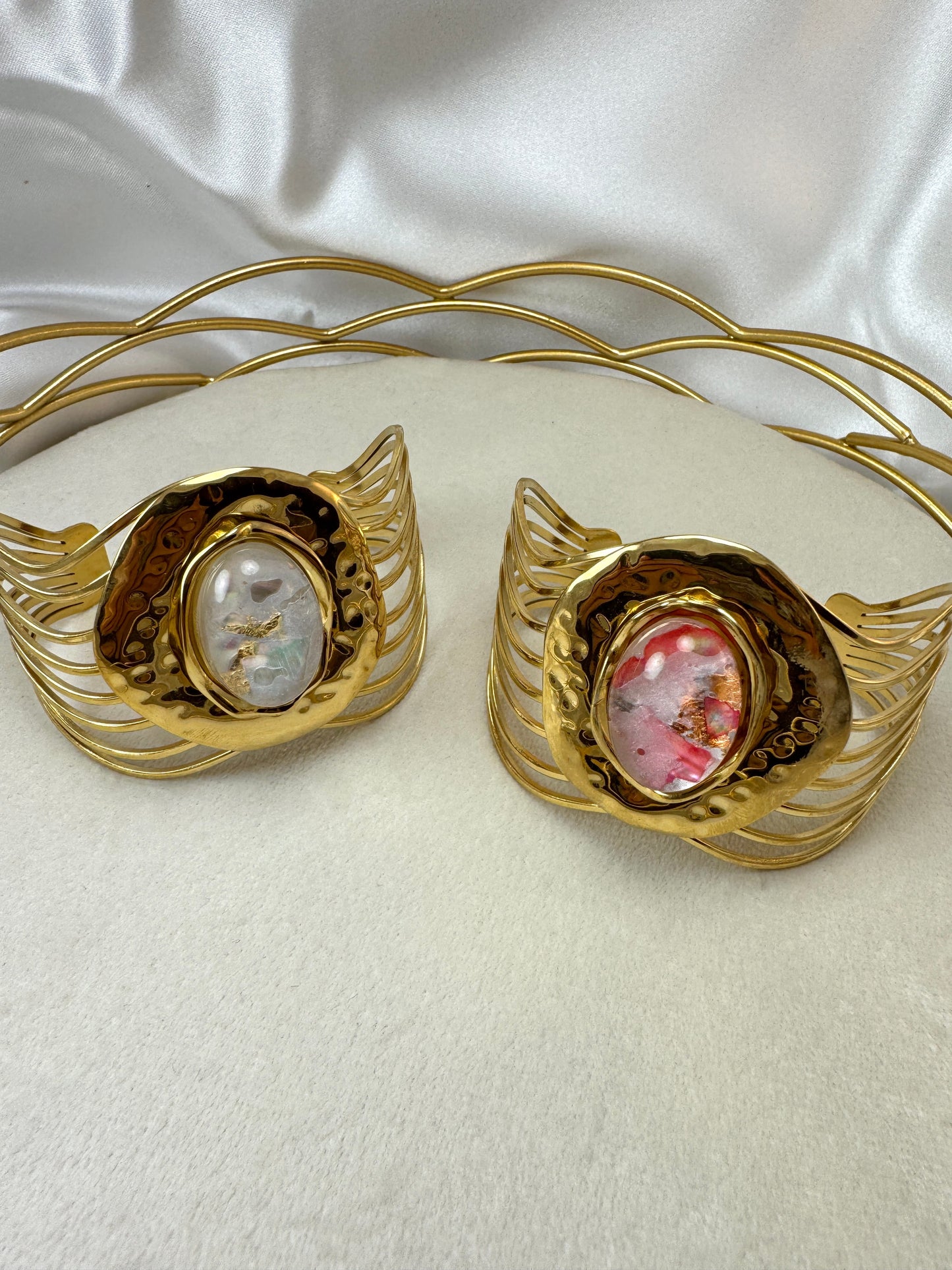 Bracciale rigido con ovale in resina colorata