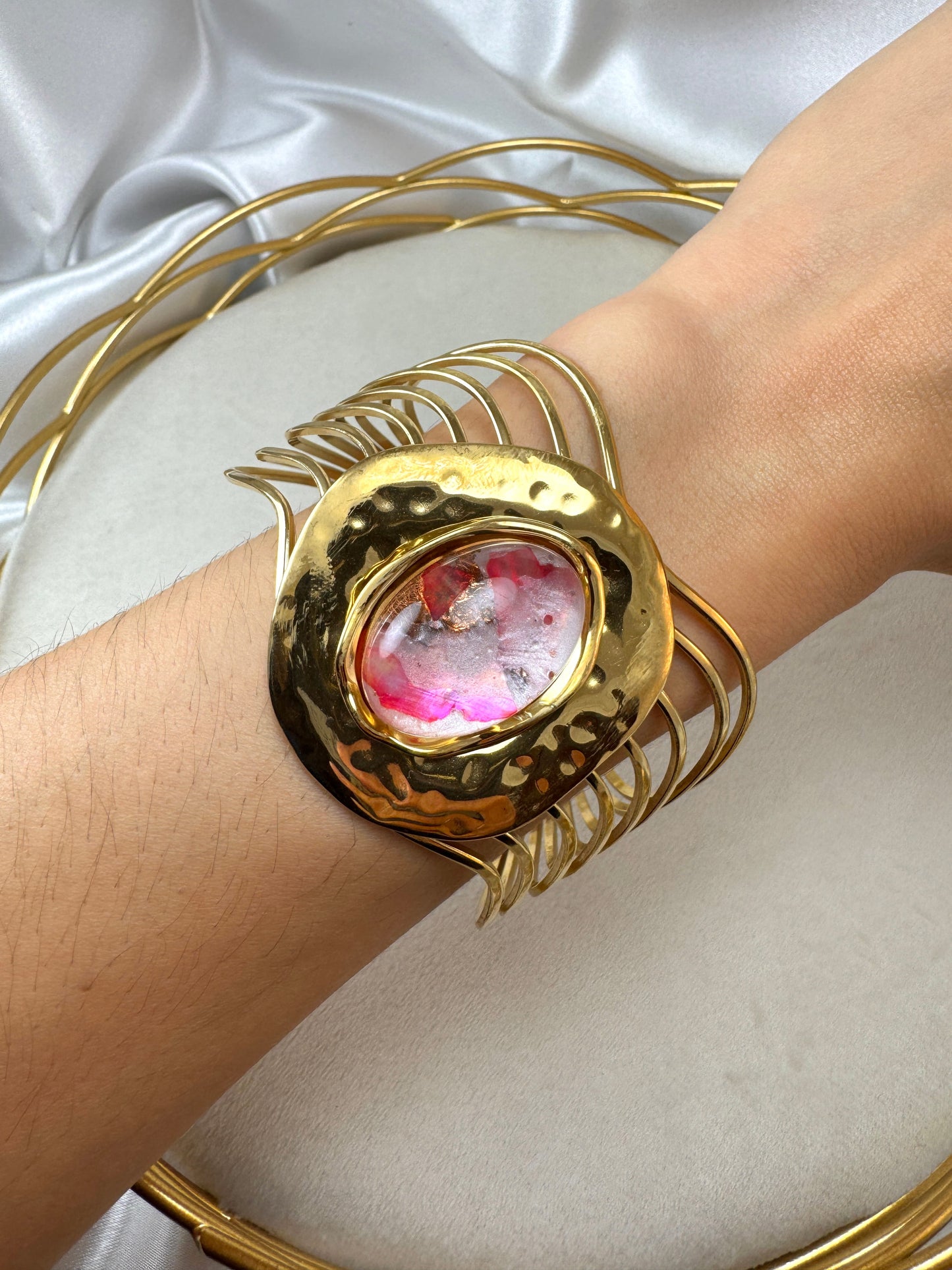 Bracciale rigido con ovale in resina colorata