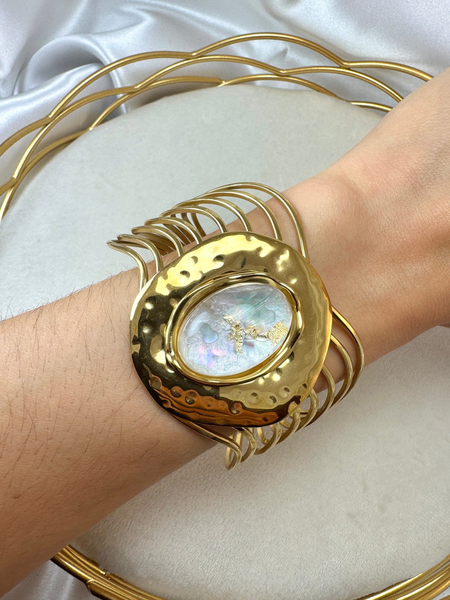 Bracciale rigido con ovale in resina colorata