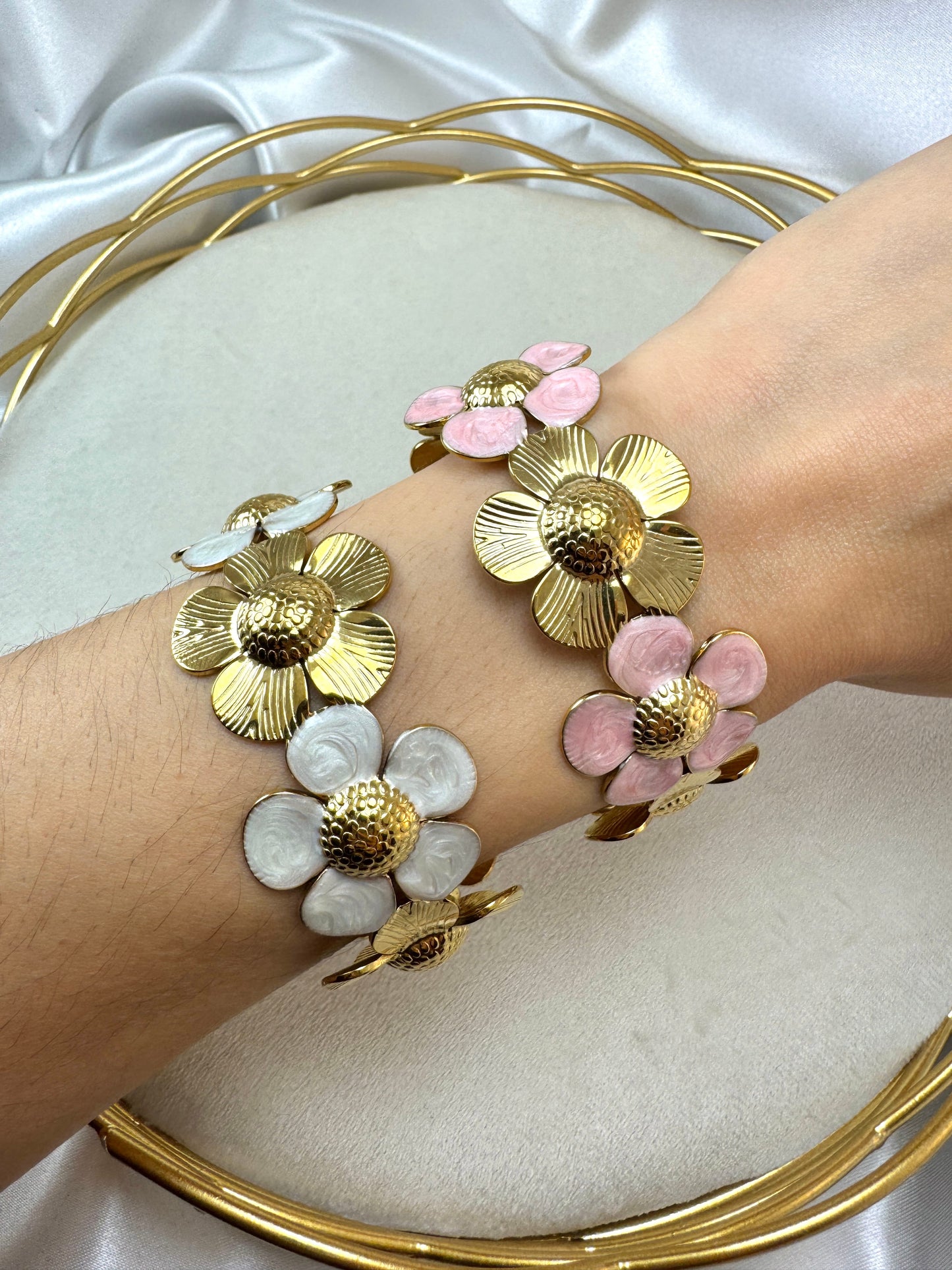 Bracciale rigido con fiori smaltati