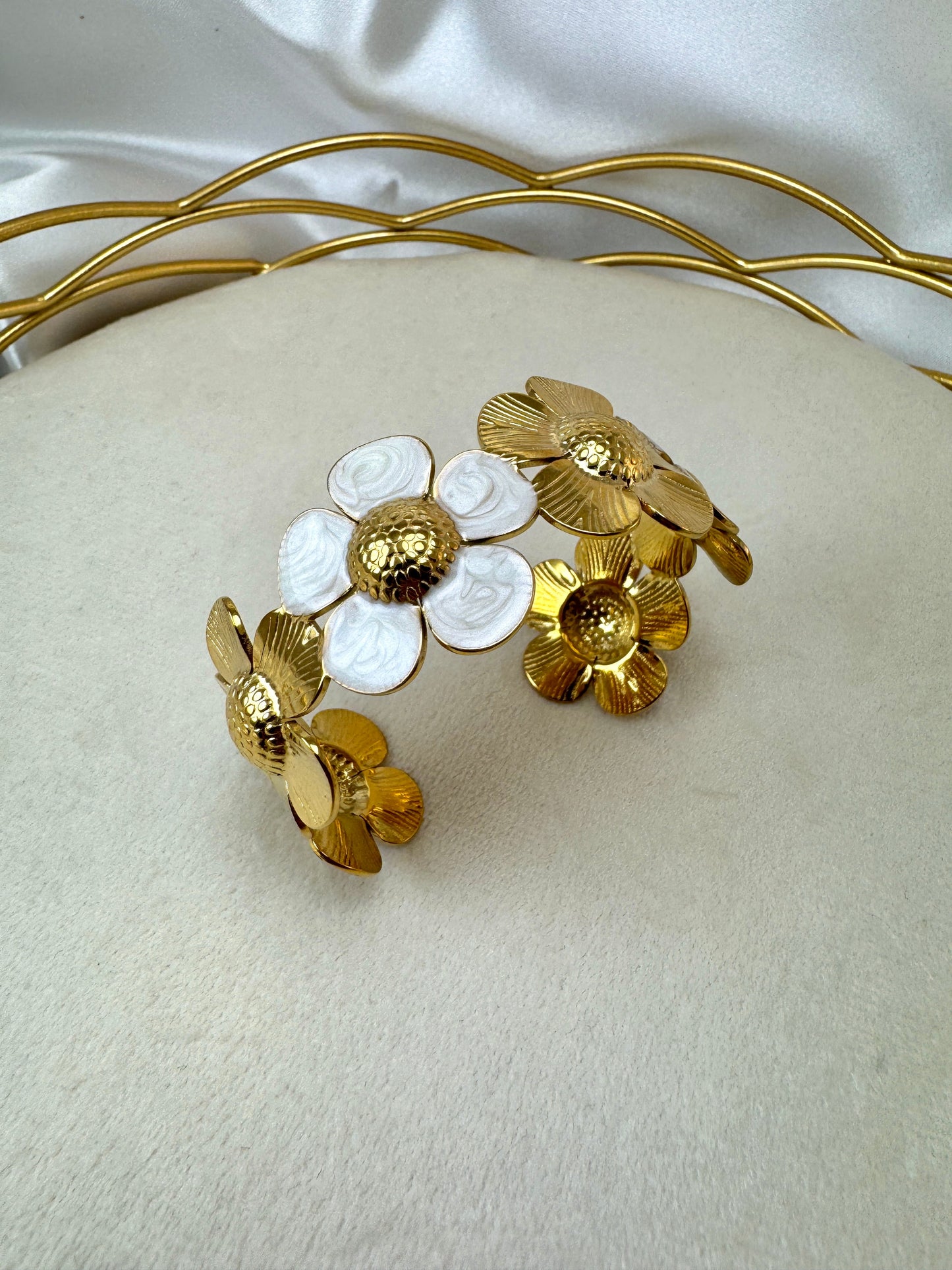 Bracciale rigido con fiori smaltati
