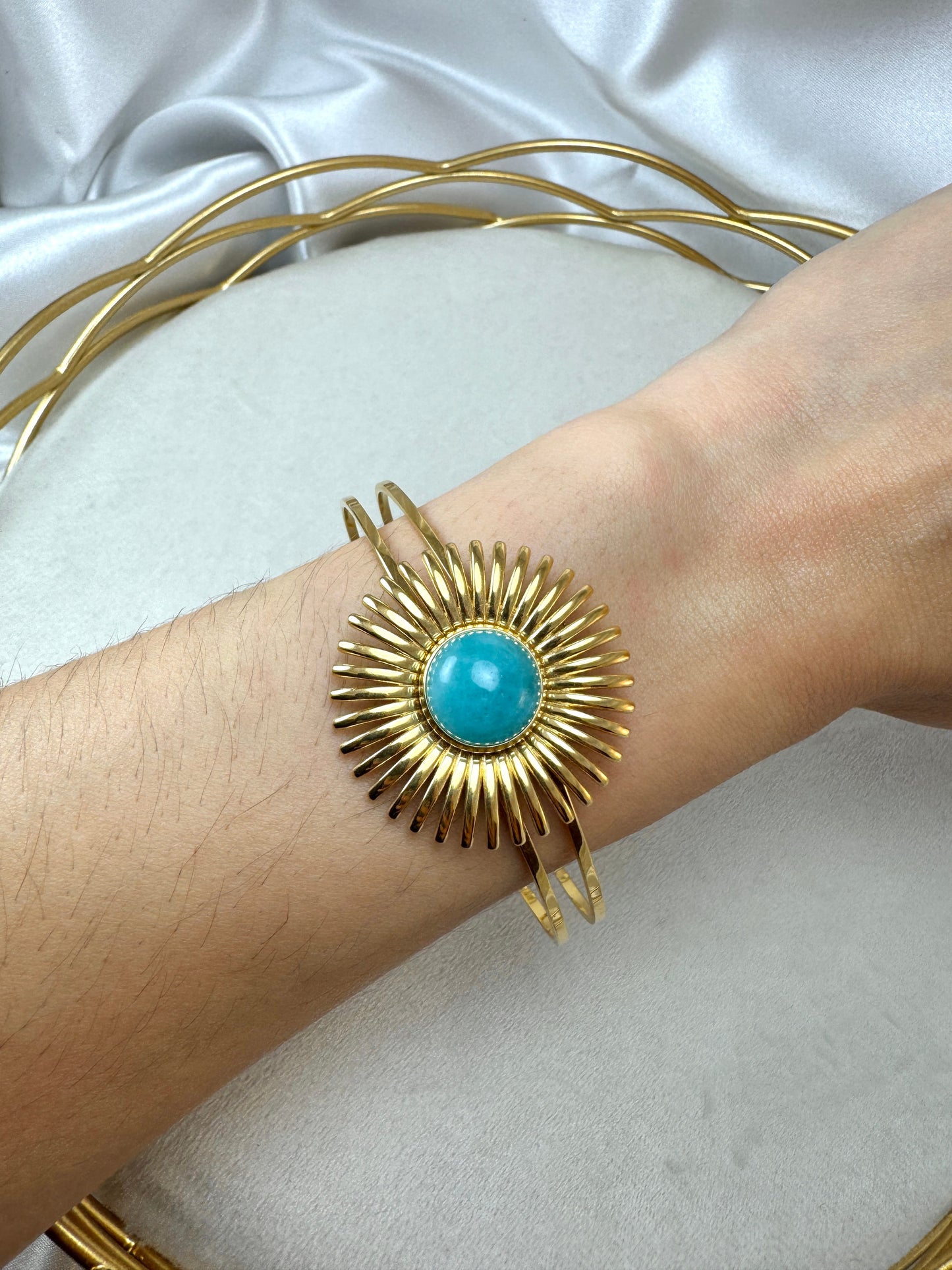 Bracciale rigido con fiore e tondo colorato