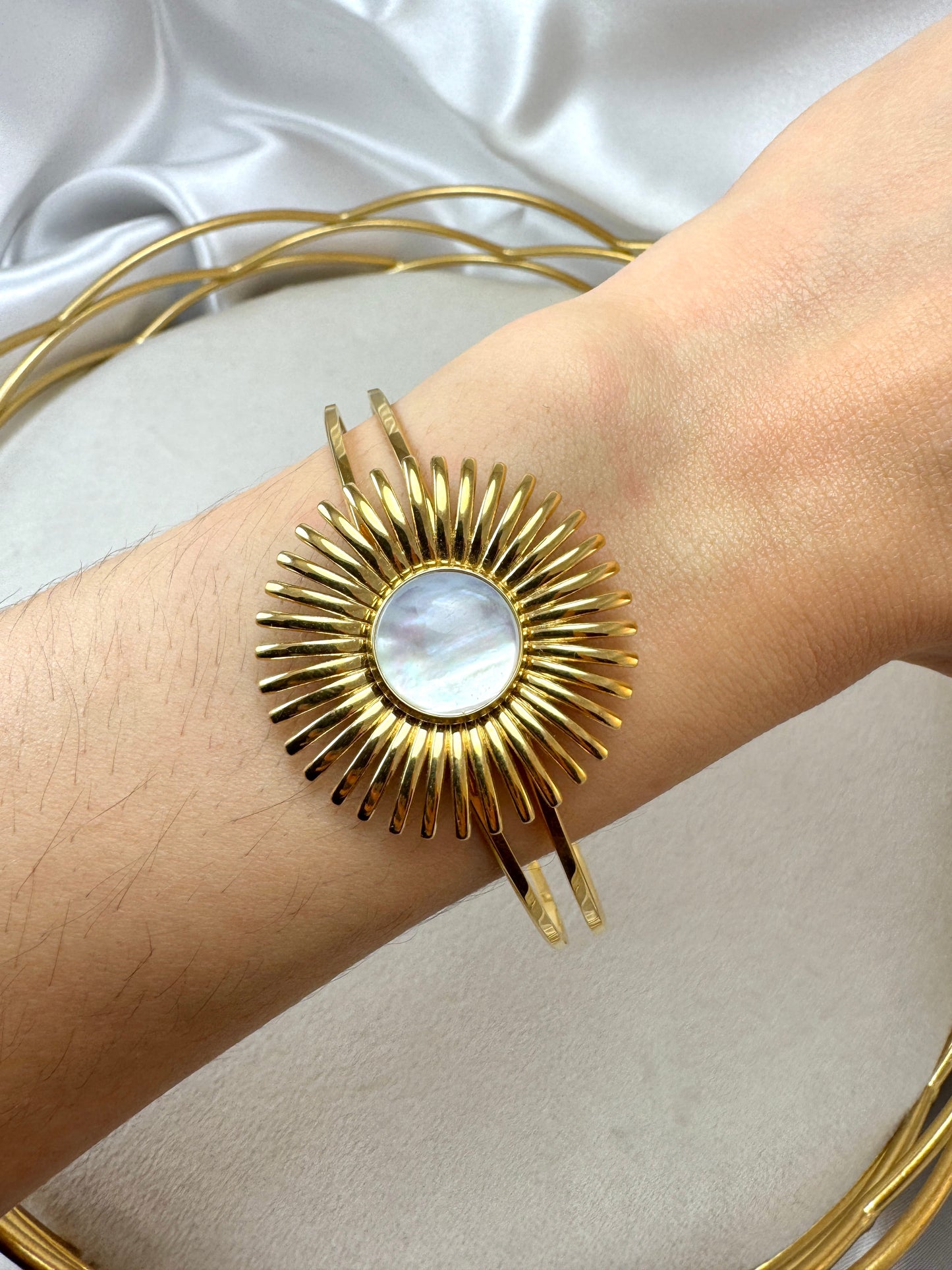 Bracciale rigido con fiore e tondo colorato