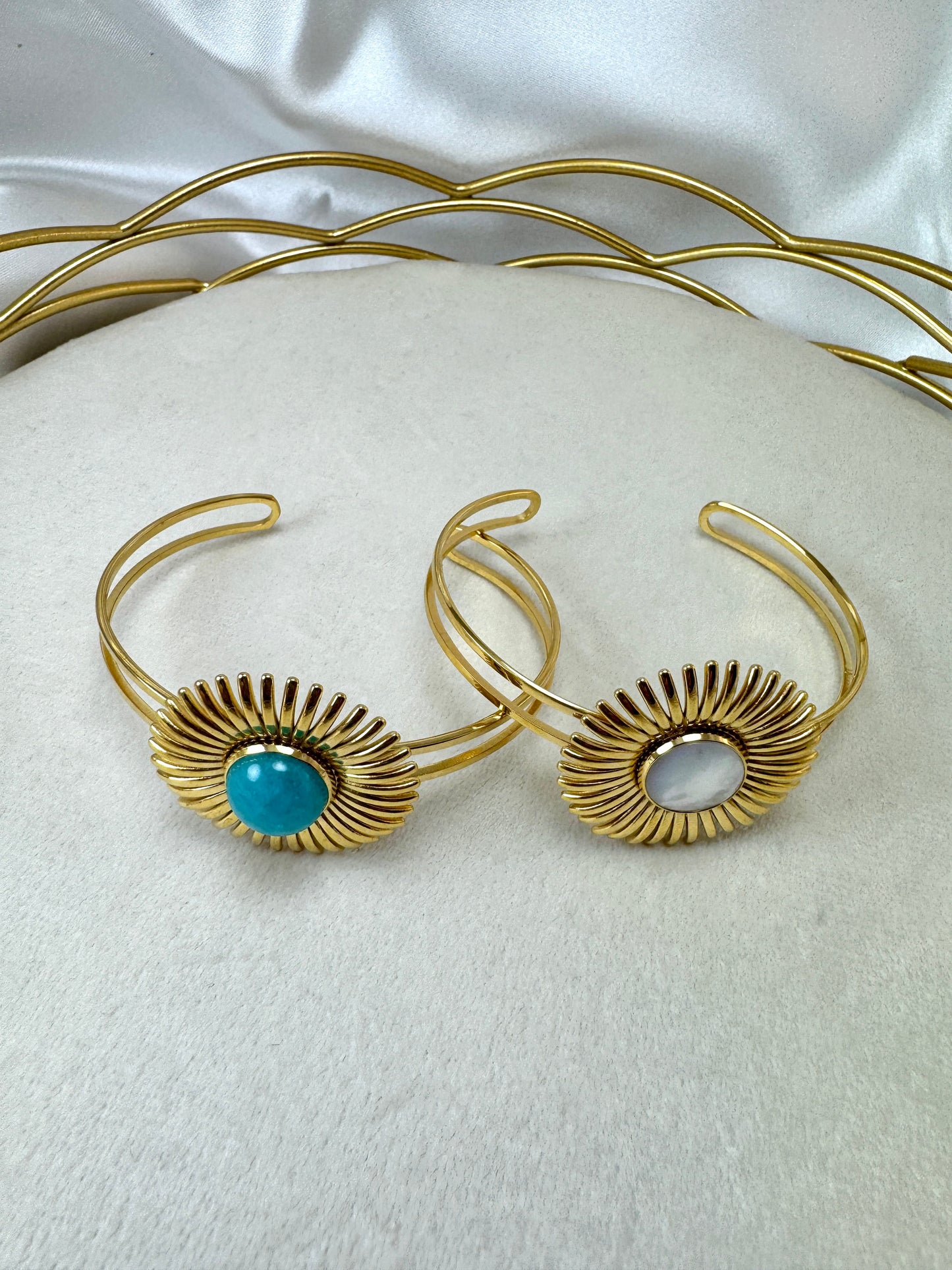Bracciale rigido con fiore e tondo colorato