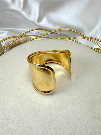 Bracciale rigido asimmetrico